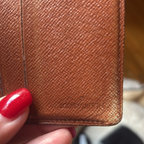 Authentic men’s Louis Vuitton wallet. Pre owned and corners gently tattered. - Picture 11 of 11